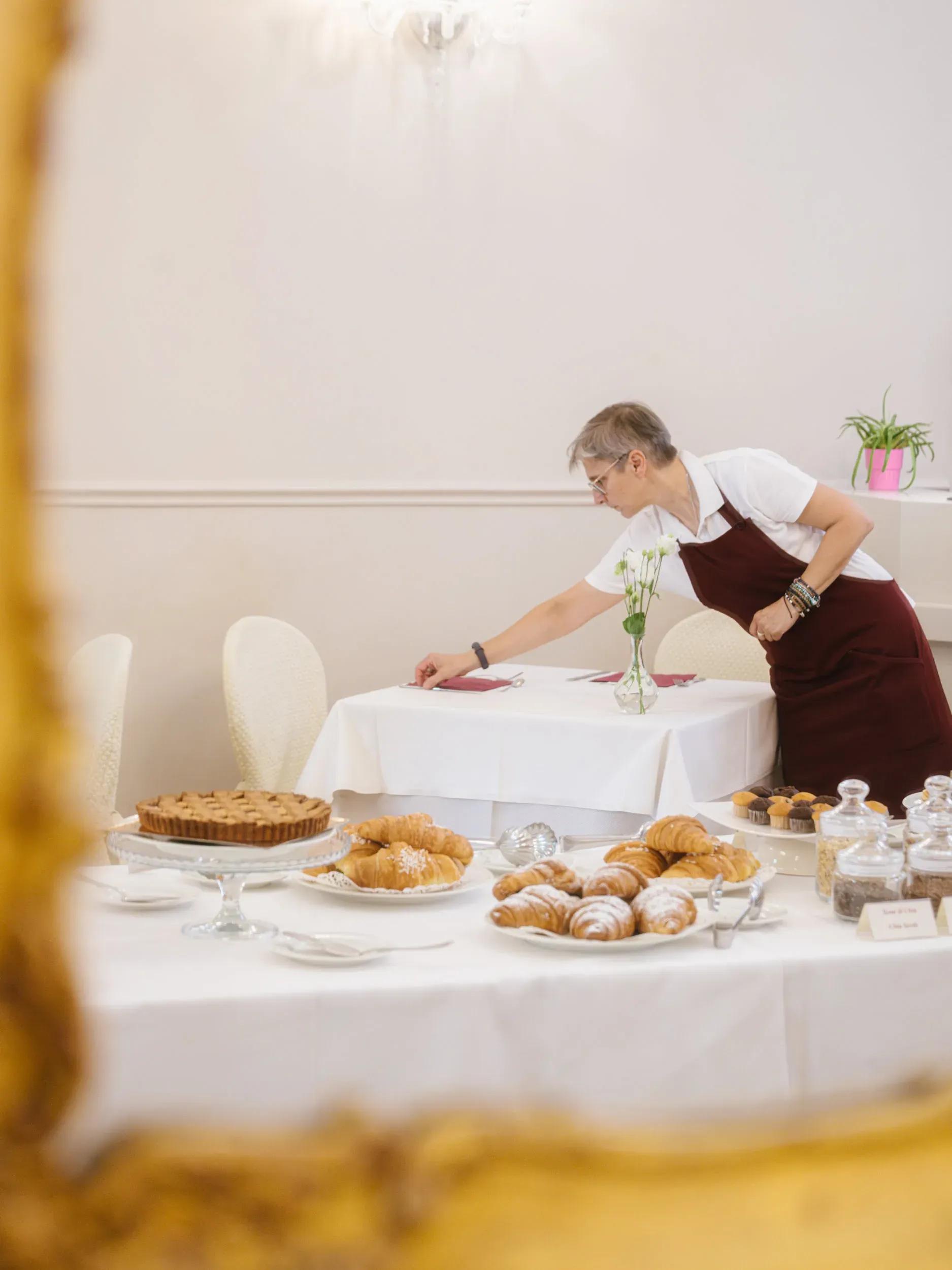 centro-paolo-vi-tavoli-per-colazione